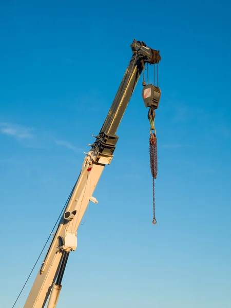 Vrachtwagen gemonteerd kraan detail van telescopische boom met haak — Stockfoto