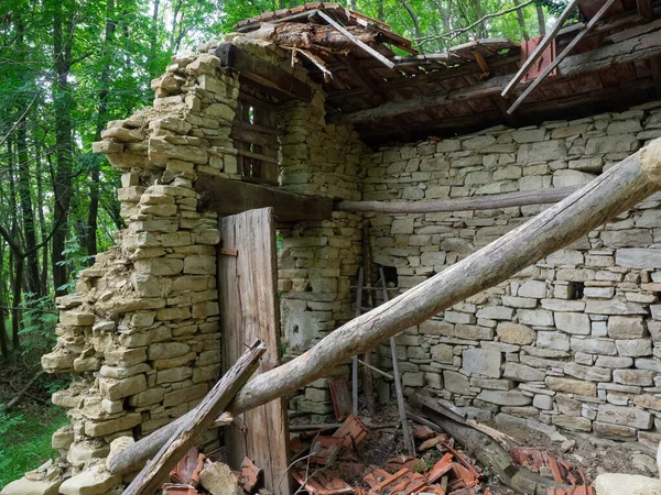 Pequeña Casa Piedra Vieja Bosque Derrumbó Escombros Escombros Esparcidos Por —  Fotos de Stock