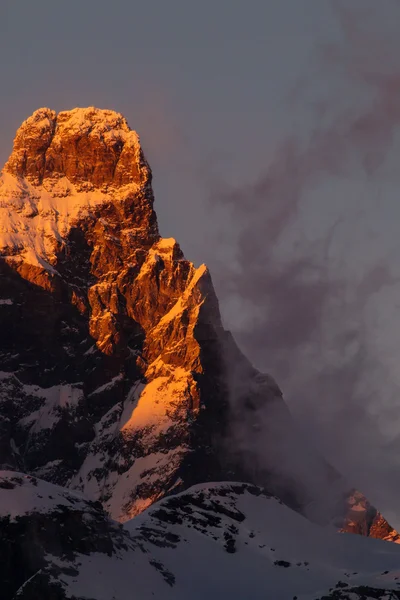 Matterhorn cervino toppmötet vid solnedgången — Stockfoto