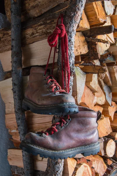 Viejas botas marrones sobre fondo de pila de madera —  Fotos de Stock