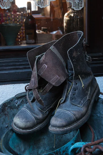 Viejo par de botas de cuero — Foto de Stock