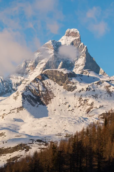 Matterhorn cervino öğleden sonra bulutlara ile — Stok fotoğraf