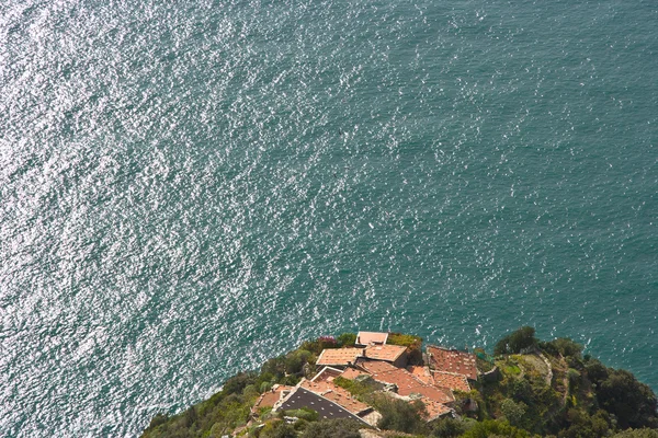 Monasteroli dorp op de zee in de buurt van cinque terre — Stockfoto