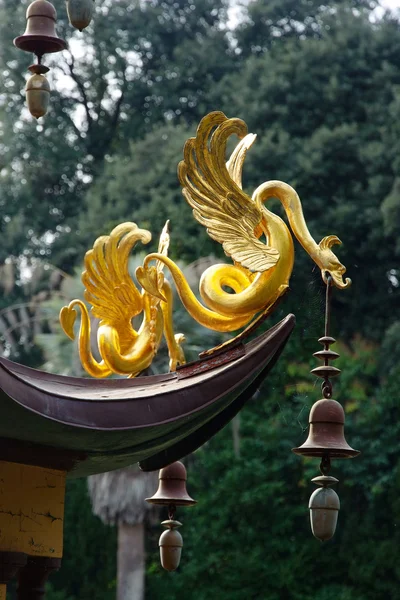 Decoração animal de fantasia dourada de um pagode de estilo chinês — Fotografia de Stock