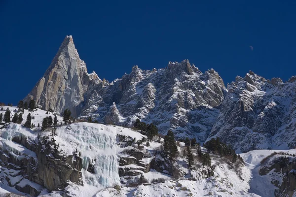 "aiguille du dru "famoso pico de los alpes europen — Foto de Stock