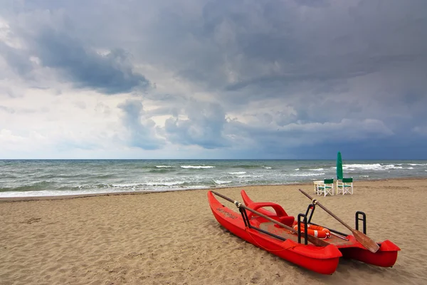 Lifeguard oar boat called in  italy "pattino" or "moscone" — Stock Photo, Image