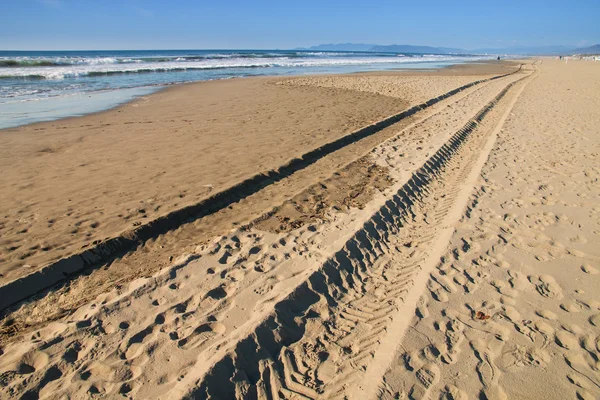 Trilhas de pneus na praia — Fotografia de Stock