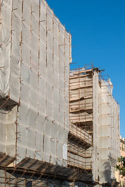 Échafaudage couvert utilisé pour restaurer la façade du bâtiment — Photo