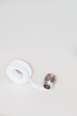 Bir iş parçacığı üzerinde teflon teyp veya tesisatçı teyp uygulanan