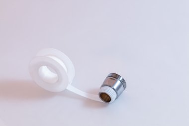 Bir iş parçacığı üzerinde teflon teyp veya tesisatçı teyp uygulanan