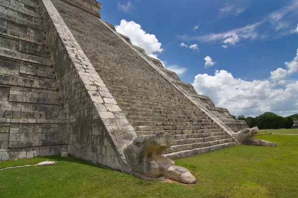 Chichen itza pirâmide vista detalhada das escadas — Fotografia de Stock