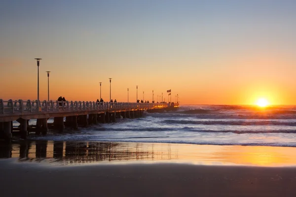 Il molo di Forte dei marmi con gente che ammira il tramonto — Foto Stock