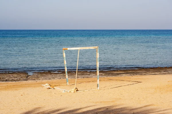 Terk edilmiş bir tropikal Beach eski goalpost — Stok fotoğraf