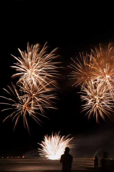 People admiring  fireworks from the beach  in Forte dei Marmi — Stock Photo, Image