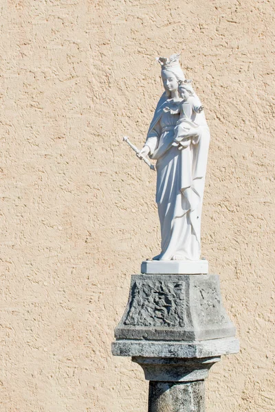 Saint mary and Jesus marble Statue on an old column — Zdjęcie stockowe