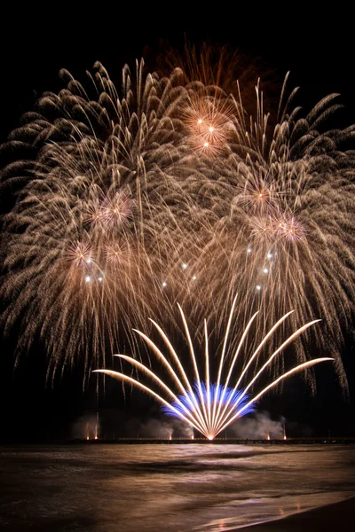 Fireworks reflecting in the water from Forte dei Marmi's Pier — Stock Photo, Image