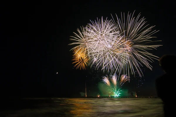 Child looking fireworks reflecting in the water in Forte dei Mar — Stock Photo, Image