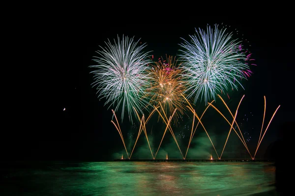 Fireworks reflecting in the water from Forte dei Marmi's Pier — Stock Photo, Image