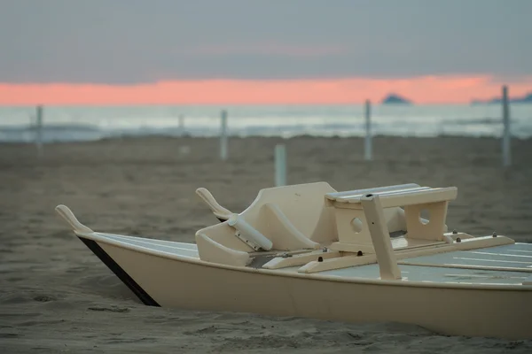 半分は浜辺の砂で埋まった木製オール ボートの詳細 — ストック写真