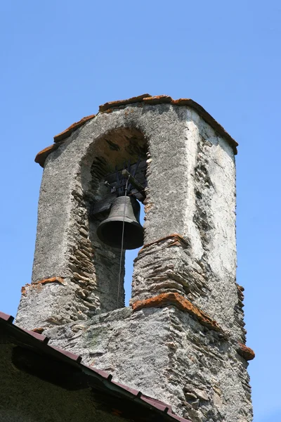 小山的一座老教堂的钟楼用石头砌成 — 图库照片