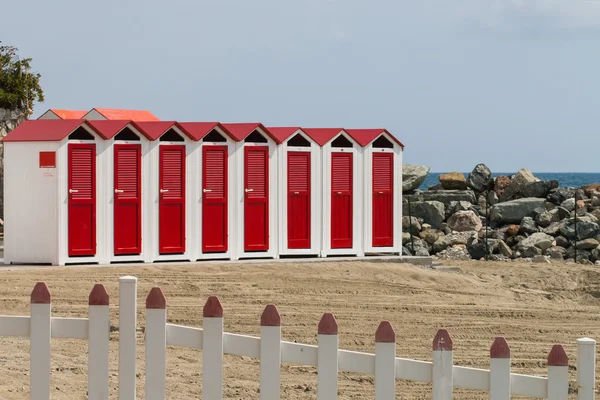 Rode en witte strand hutten en hek rode en witte strand hutten — Stockfoto