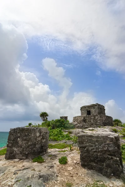 Tulum ruinas de las ofrendas y Dios de los vientos templo maya —  Fotos de Stock