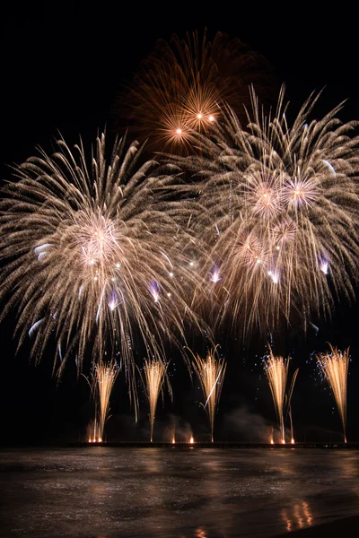 Forte dei Marmi  fireworks reflecting in the water during Intern — Stock Photo, Image