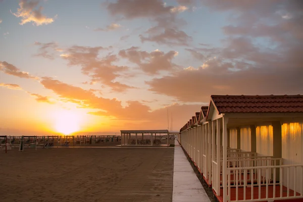 Cabana de praia do Forte dei Marmi ao pôr-do-sol — Fotografia de Stock