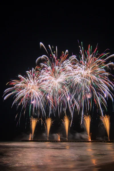 Fireworks reflecting in the water from Forte dei Marmi Pier — Stock Photo, Image