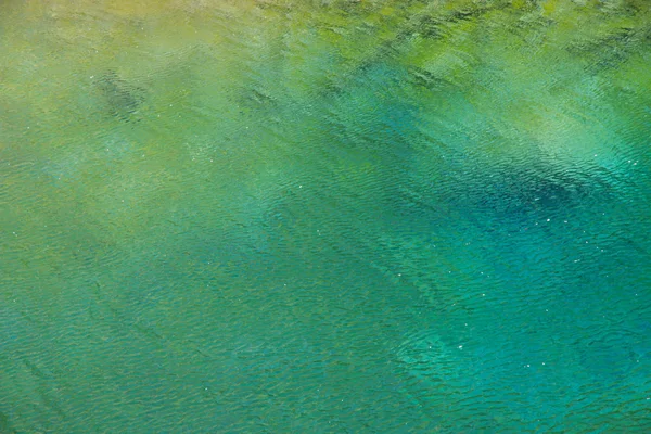 Mountain lake colorful glittering surface — Stock Photo, Image