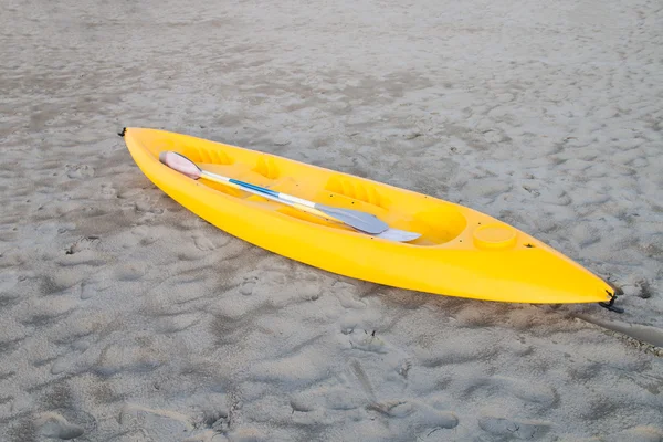 Canot jaune sur une plage de sable clair — Photo