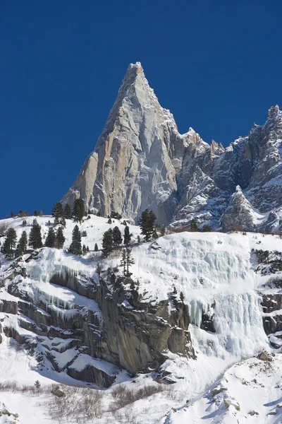 De Aiguille du Dru berg van het Mont Blanc-massief — Stockfoto