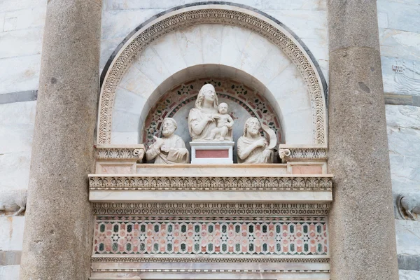 比萨斜塔雕像上面入口大门 — 图库照片