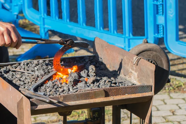 Red hot horse shoe in a portable coal furnace — Stock Photo, Image