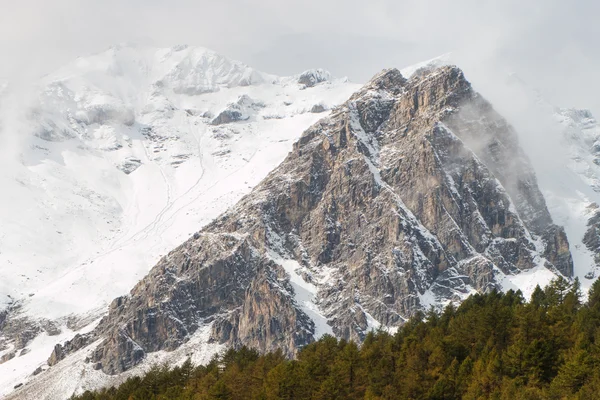 Klipptoppar täcks av snö i Alperna — Stockfoto
