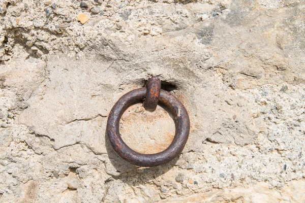 Animals Tie iron rusted Ring on stone concrete wall — Stock Photo, Image