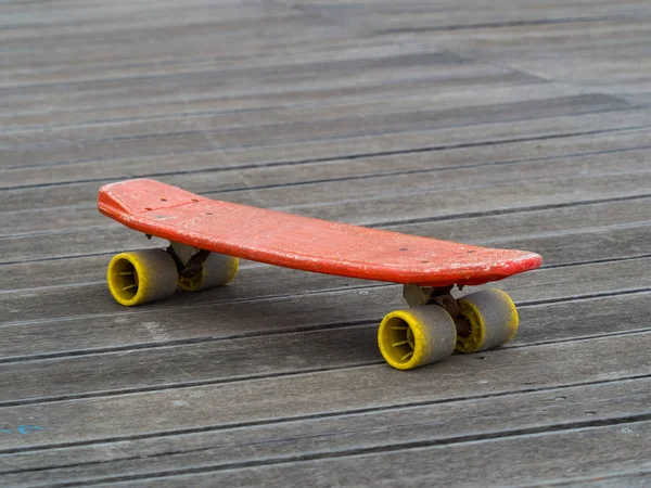 Altes Skateboard auf Holzfläche — Stockfoto