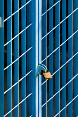 mavi kare şeklinde bir asma kilit ile kilitli grates