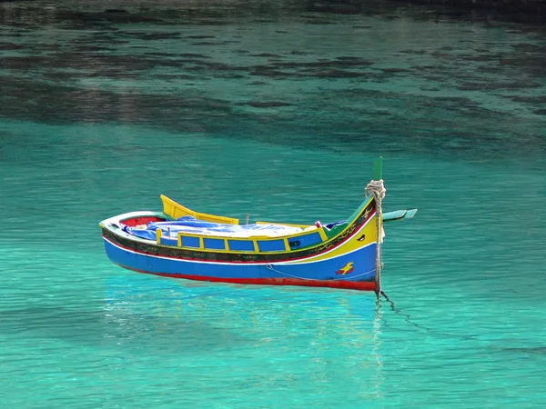 Colorful Maltese fisherman's boat "Iuzzu" in crystal clear water — Stock Photo, Image