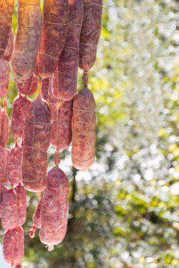 Grup taze salam el açık hazır bir ülkede Satılık asılı sosis Fuar ürünleri