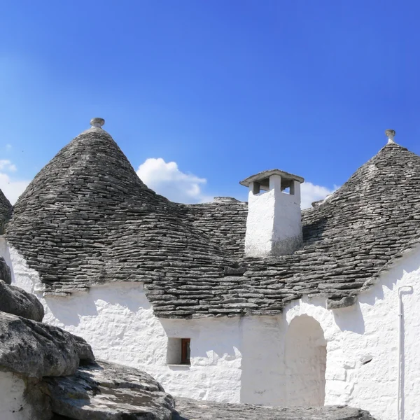 Telhado de pedra calcária de um Trullo com chaminé em Alberobello Itália — Fotografia de Stock