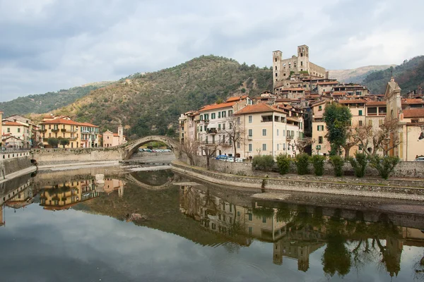 Dolceacqua ortaçağ köyü Nervia Nehri üzerinde görünümünü