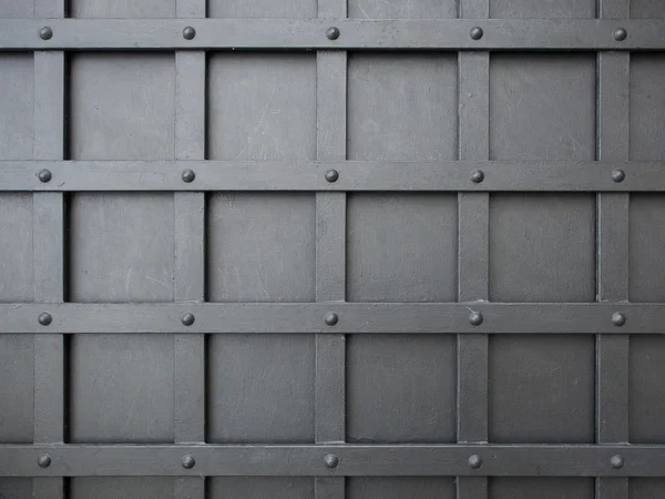 Muster von Quadraten Gitter auf einer grauen Eisentür — Stockfoto