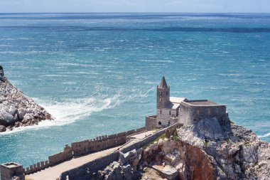 Portovenere görünümü artık ve Saint Peter's Kilisesi