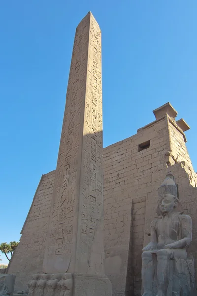 Egyptian Obelisk and statue outside the Temple of Karnak Luxor — Stock Photo, Image