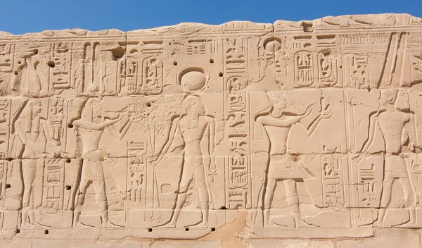 이집트 모래 새겨진 벽 Karnak Luxor의 사원 밖에 서 — 스톡 사진