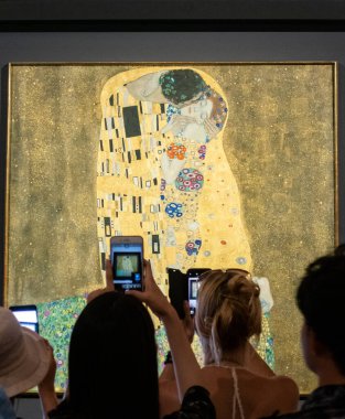 Gustav Klimt, Viyana, Avusturya 'dan The Kiss' e bakan turistler