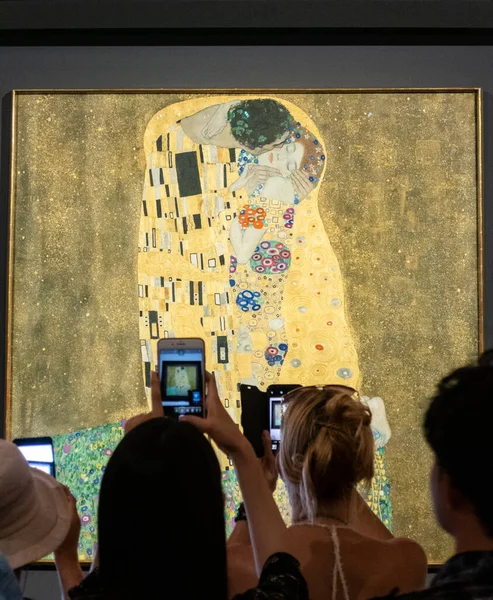 Gustav Klimt Viyana Avusturya Dan Kiss Bakan Turistler — Stok fotoğraf