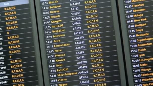 Pantallas de salida en Heathrow Aeropuerto — Vídeo de stock