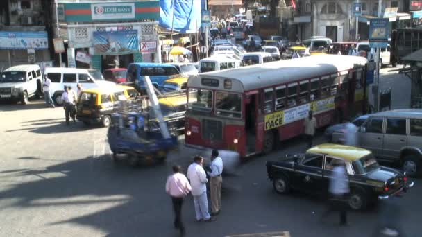 Trafikerad väg i Mumbai — Stockvideo